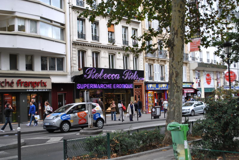 [spacer po Montmartre w Paryżu]