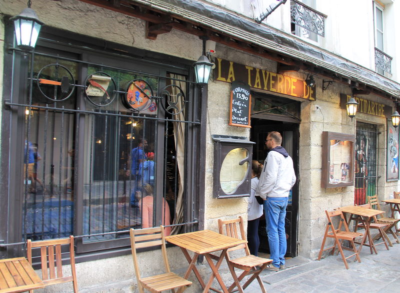 [spacer po dzielnicy Montmartre w Paryżu]