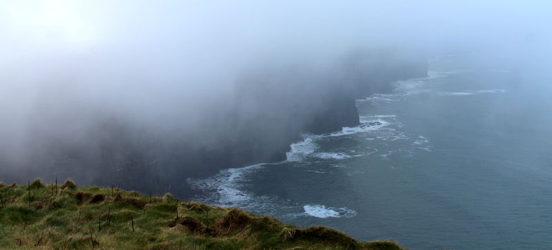 [mgła unosząca się nad Klifami Moher w Irlandii]