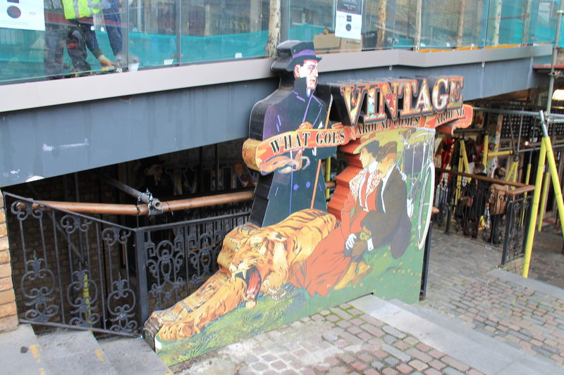 [Camden Lock Market w Londynie]