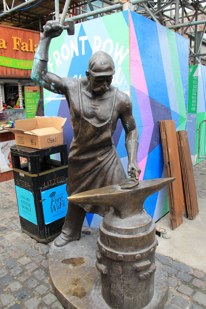 [spacer po Camden Lock Market w Londynie]