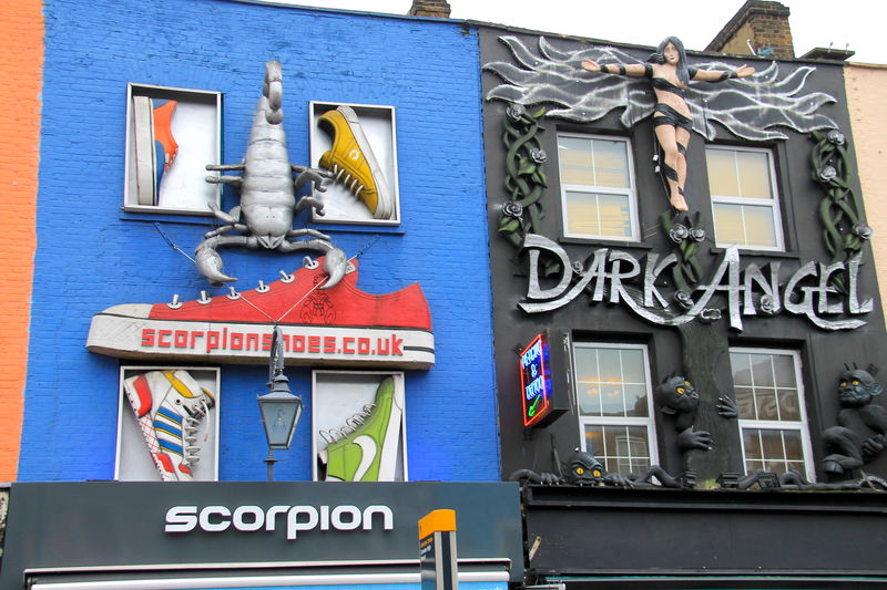 Camden Town w Londynie i bardzo oryginalne zdobienia na budynkach sklepów