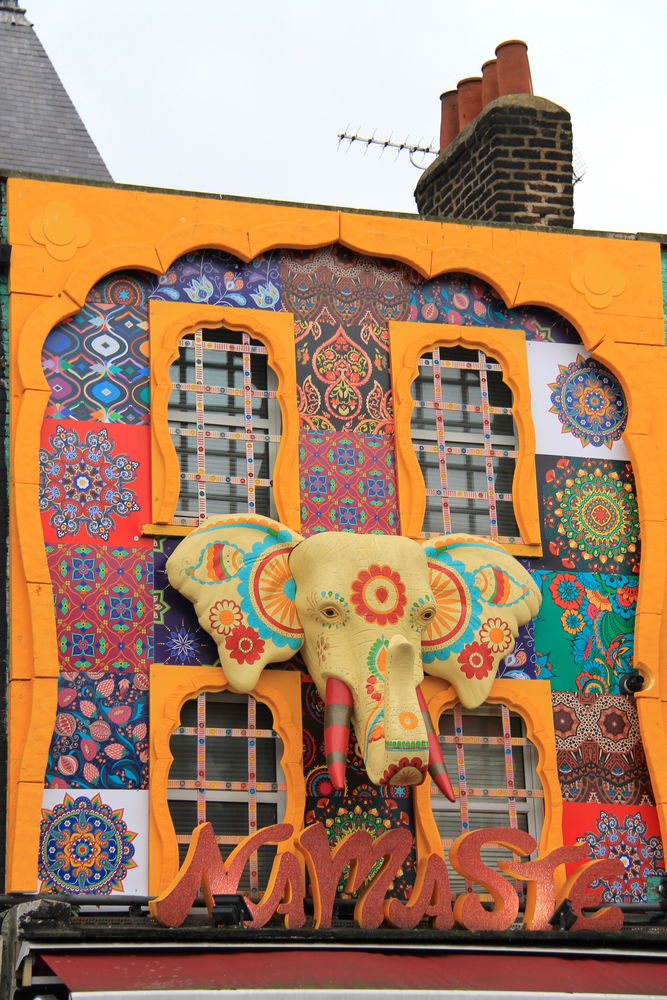 [oryginelne zdobienia budynków na Camden Town w Londynie]