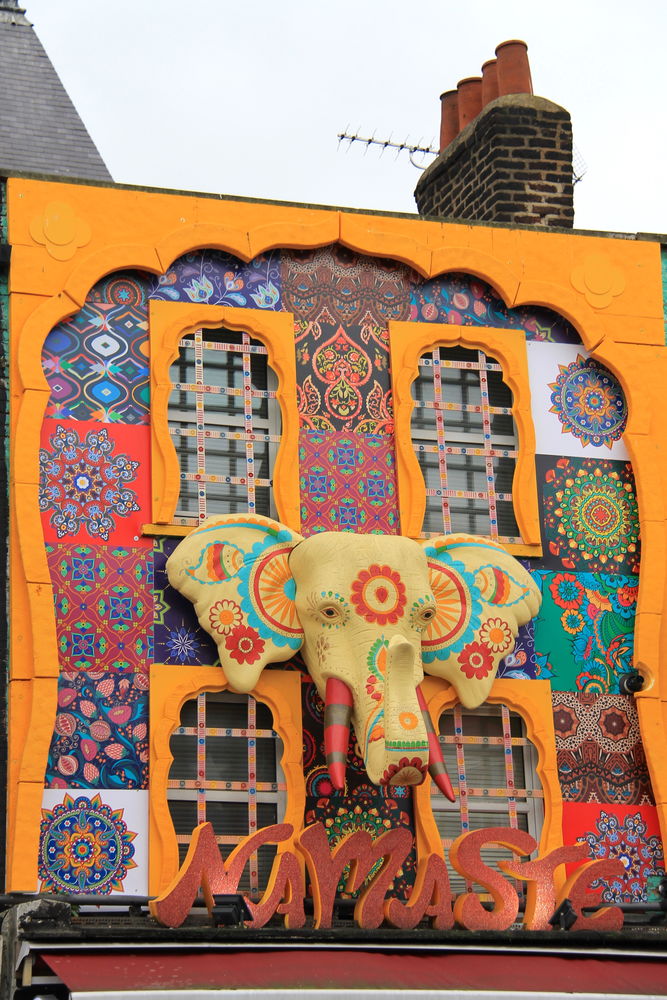 oryginelne zdobienia budynków na Camden Town w Londynie