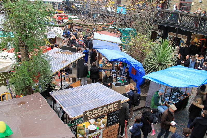 widok na stoiska z jedzeniem na Camden Lock Market w Londynie