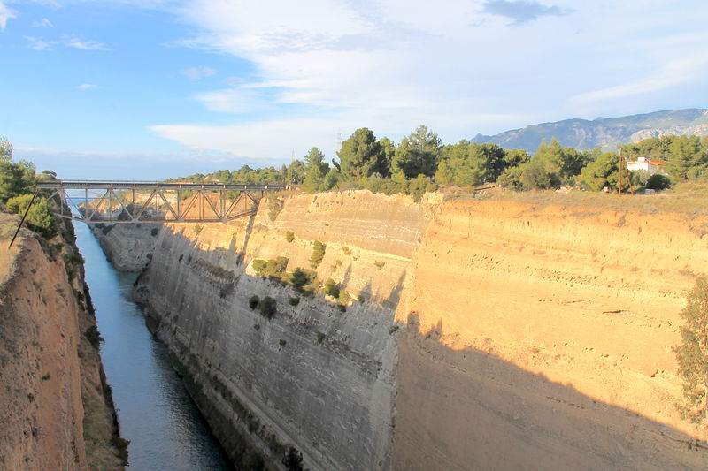 Boczna ściana Kanału Korynckiego