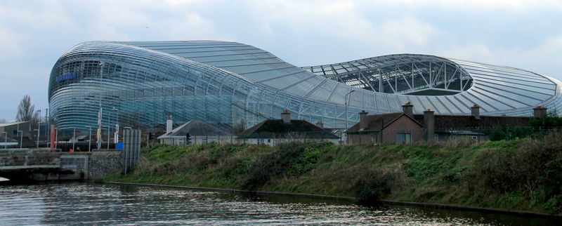 Opływowa fasada stadionu narodowego w Dublinie
