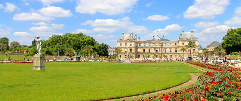 Widok na Pałac Luksemburski w Ogrodzie Luksemburskim w Paryżu