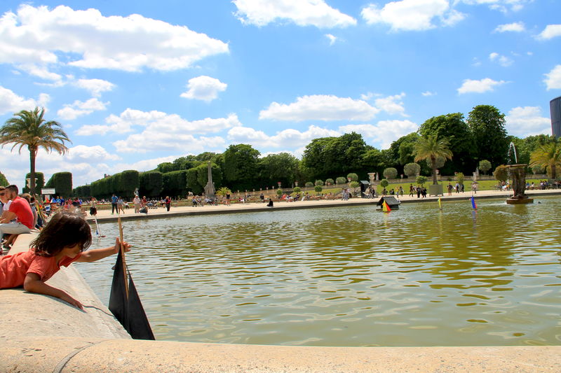 Basen w centralnej części parku - Ogrodu Luksemburskiego w Paryżu