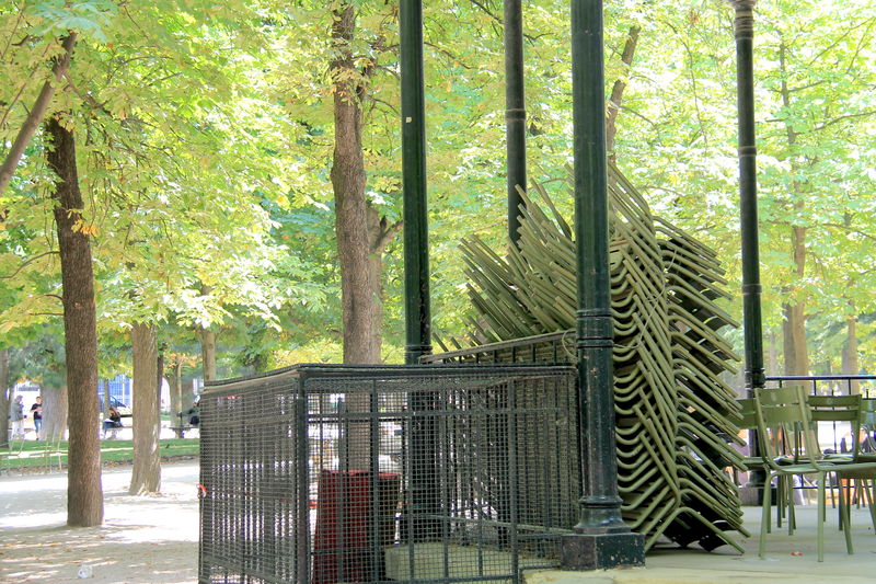[krzesła udostępnione dla odwiedzających w Ogrodzie Luksemburskim w Paryżu]
