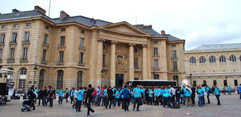 !Dzielnica Łacińska pełna studentów - plac przed Panteonem w Paryżu