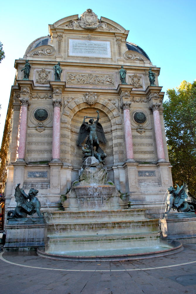 Fontanna św. Michała znajdująca się na paryskiej Dzielnicy Łacińskiej