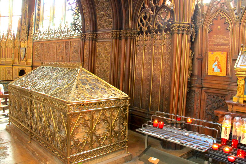Sarkofag św. Genowefy, znajdujący się w Kościele św. Szczepana w paryskiej Dzielnicy Łacińskiej