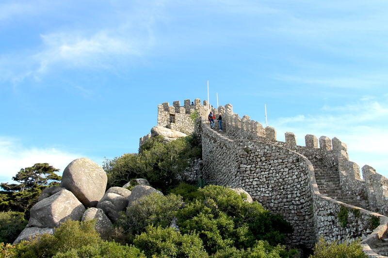 Podczas wejścia na wieżę królewską Zamku Maurów w Sintrze