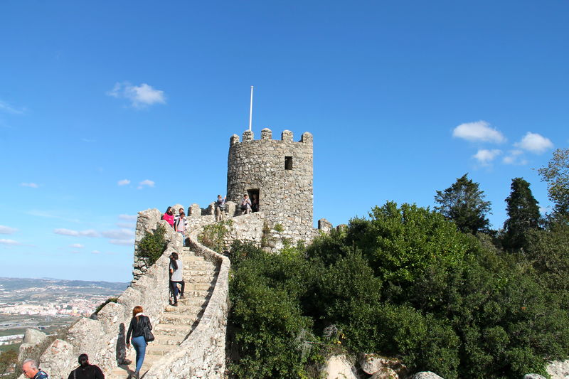widok na jedną z wież podczas zwiedzania Zamku Maurów w Sintrze - Castelo dos Mauros