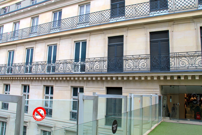 !Podczas przejścia łącznikiem pomiędzy budynkami Galeries Lafayette w Paryżu