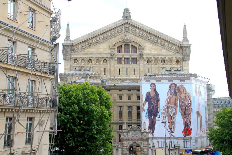 Widok z przejścia pomiędzy budynkami galerii Lafayette w Paryżu