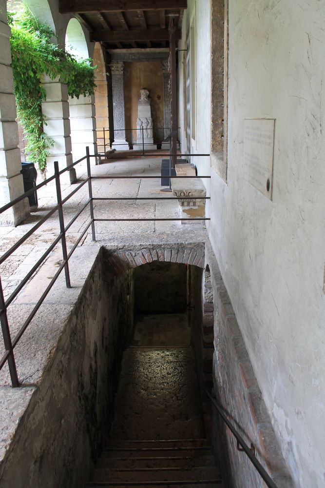 zejście do krypty w muzeum grobu Julii - Werona