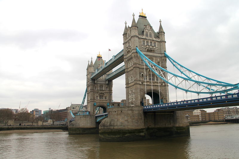 !Widok na most zwodzony Tower Bridge nad Tamizą w Londynie