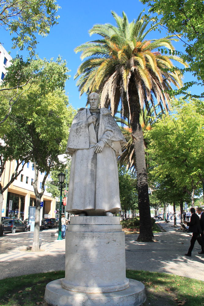 !Pomnik Alexandre Herculano - Avenida da Liberdade - Lizbona