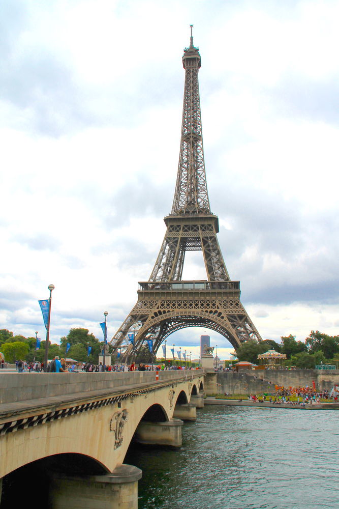 !Widok na Wieżę Eiffla - podczas spaceru nad Sekwaną w Paryżu