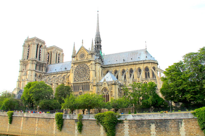 !Widok (podczas spaceru wzdłuż Sekwany) na Katedrę Notre Dame w Paryżu