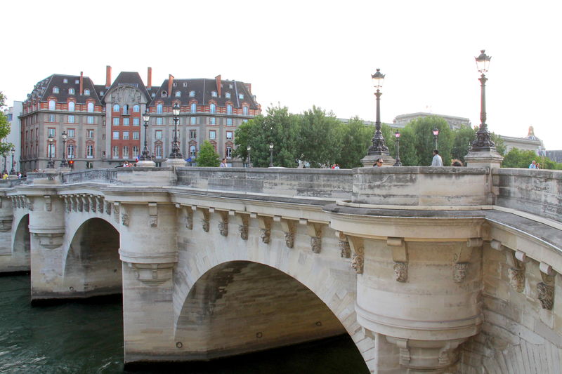 !Widok na Pont Neuf podczas spaceru nad Sekwaną w Paryżu