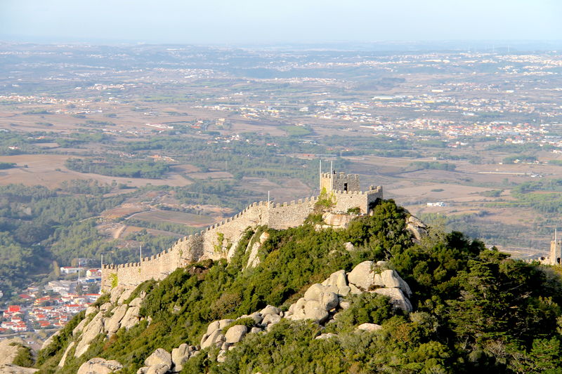 Widok z Pałacu Pena na Zamek Maurów w Sintrze