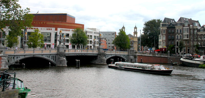 !Most Piętnastu Mostów - podczas spaceru wzdłuż kanałów w Amsterdamie