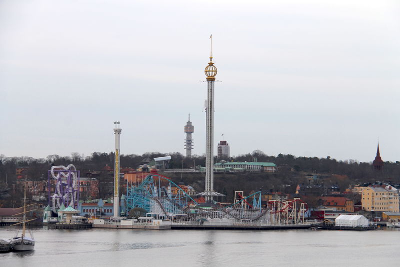 Widok na park rozrywki Gröna Lund z drugiej strony zatoki