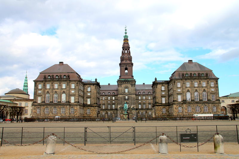 Pałac Christiansborg i wieża Tarnet w Kopenhadze
