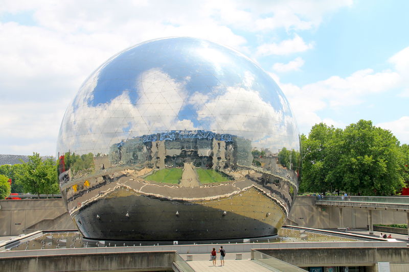 !Srebrna kula w parku Park de la Villette w Paryżu