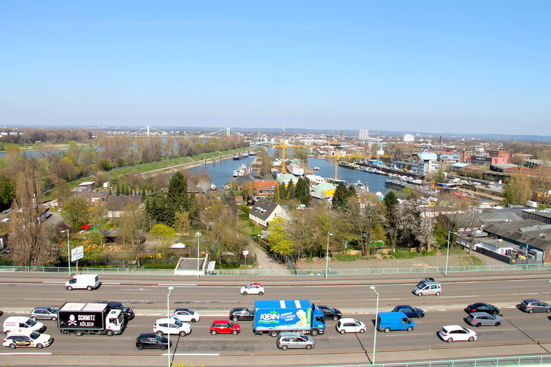 widok z okna Kölner Seilbahn w Kolonii