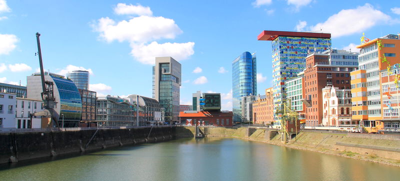 Panorama MedienHafen - po lewej żuraw, po prawej m.in. Colorium