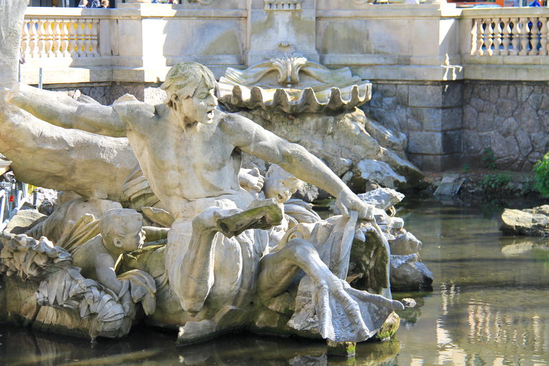 !Fontanna Tritonenbrunnen - przy Königsallee w Düsseldorfie