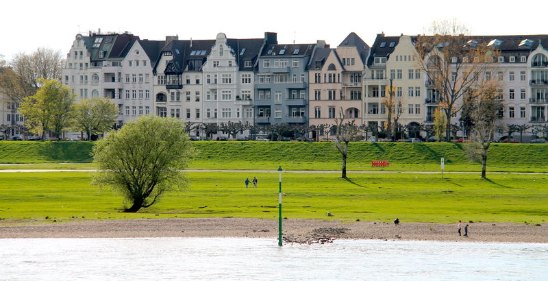 !Widok na dzielnice Oberkaasel podczas spaceru wzdłuż Rheinuferpromenade - Düsseldorf