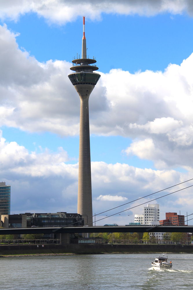 !Widok na wieżę Rheinturm - podczas spaceru po Rheinuferpromenade - Düsseldorf