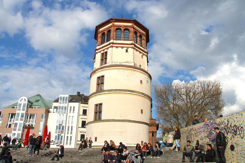 !Widok na wieżę Schlossturml podczas spaceru wzdłuż Rheinuferpromenade - Düsseldorf