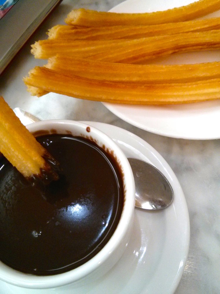 Churros - hiszpański przysmak - churros con chocolate