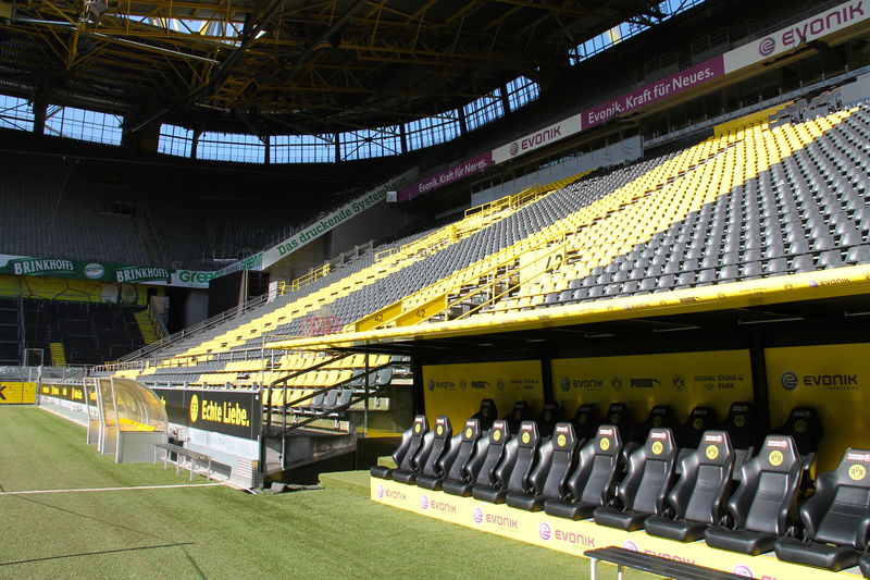 Ławki rezerwowych na stadionie Borussi