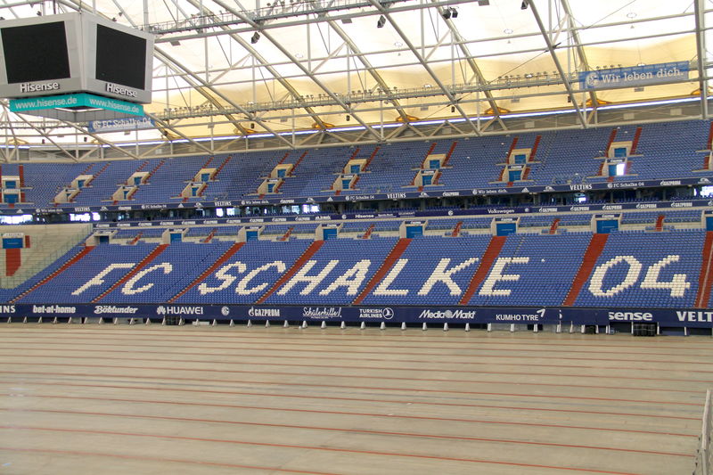 Trybuny stadionu Schalke - w oczy rzuca się brak murawy, która 'wyjechała' poza stadion