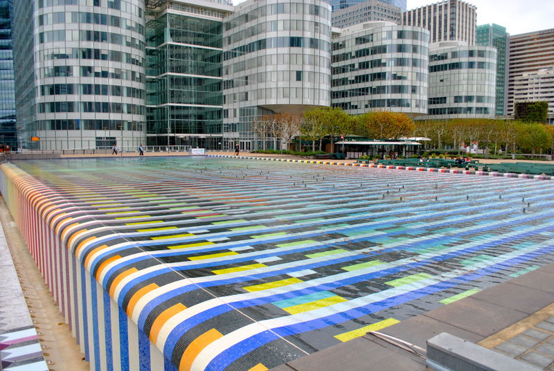 [Fontanna w dzielnicy La Defense w Paryżu]