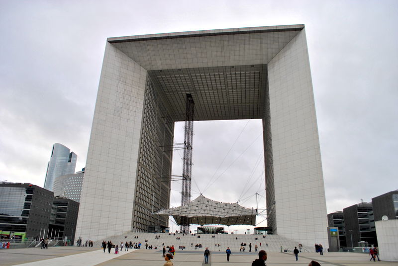 !Wielki Łuk Braterstwa - Grande Arche w biznesowej dzielnicy La Defense w Paryżu