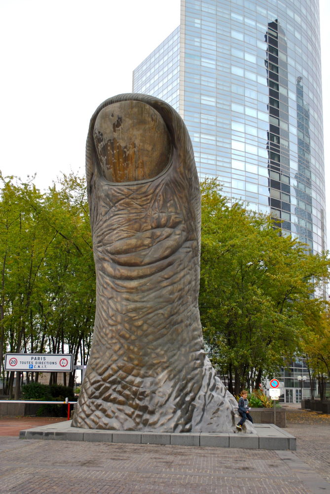 Kciuk Baldacciniego - dzielnica La Defense w Paryżu