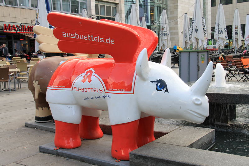 !Przestrzeń reklamowa na nosorożcu - symbolu niemieckiego miasta Dortmund