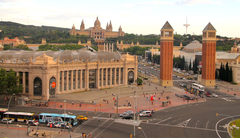 !Widok na Plac Hiszpański z tarasu na dachu centrum handlowego - Arenas de Barcelona