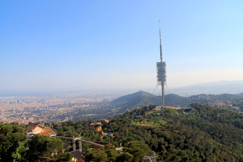 Widok na Barcelonę i wieżę radiowo-telewizyjną - Torre de Collserola ze schodów Temple Tibidabo