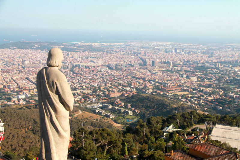 !Widok z wieży Tample Tibidabo w Barcelonie