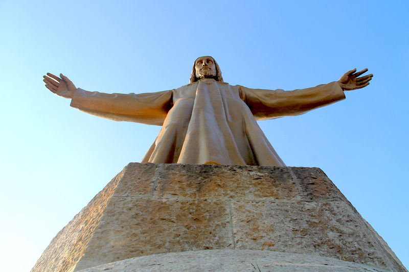 !Figura Jezusa, zwieńczenie świątyni Serca Jezusa na wzgórzu Tibidabo w Barcelonie - Temple Tibidabo