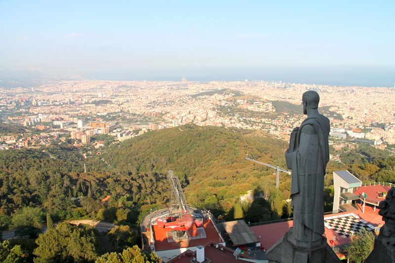 Widok z wieży widokowej na Temple Tibidabo w Barcelonie